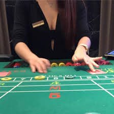 Tampilan permainan live kasino online gul77 dengan dealer